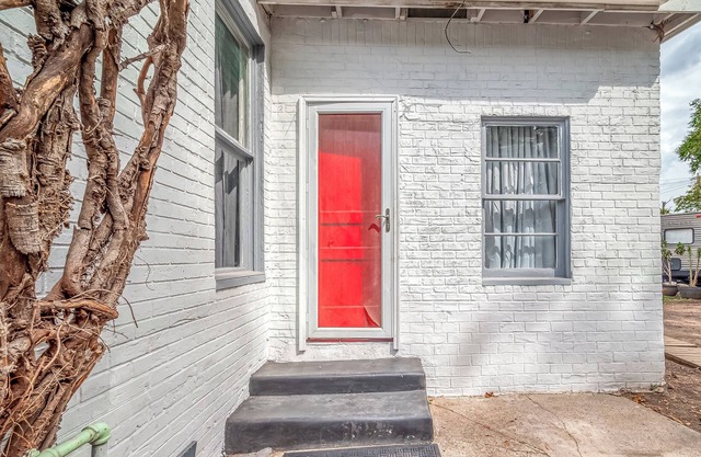 The Red Door - Charming 1-bdrm cottage in the very popular Washington corridor!