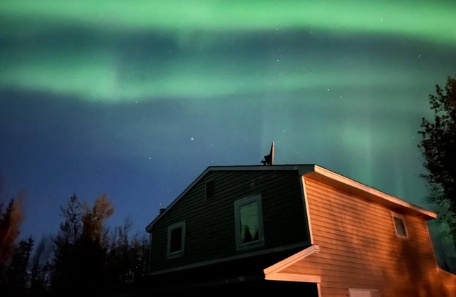 🌌 The Red Door Residence – Aurora Magic in North Pole, Alaska - Mobile Discount!