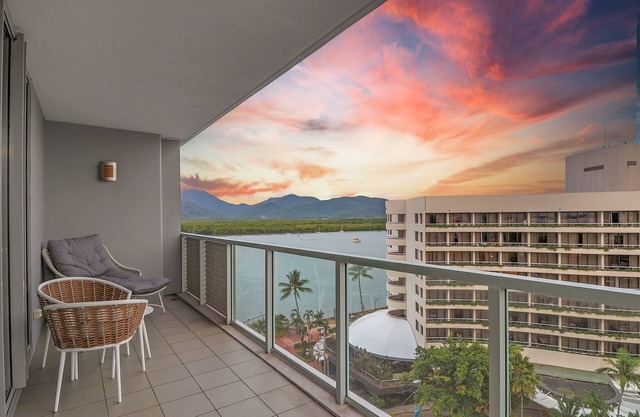 The Reef Pad, Ideally Located With a Steller View! 1BR 1BA + Balcony