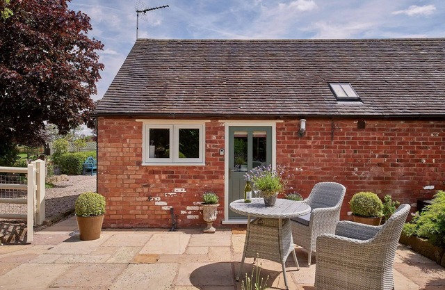The Retreat is a carefully transformed barn offering elegant and comfortable accommodation in the charming village of Hollington, close to Ashbourne and just a ten-minute drive from the Peak District.