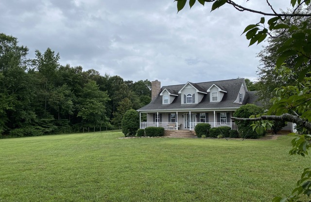'The Retreat' sleeps 12– with mountain view, modern huge kitchen on 15 acres
