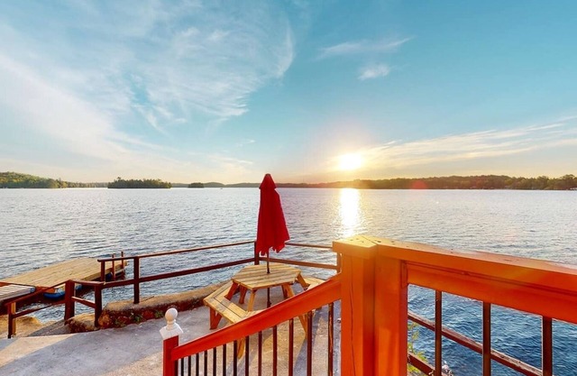 The Ridge Cottage is a cozy lakefront home on Coe Hill