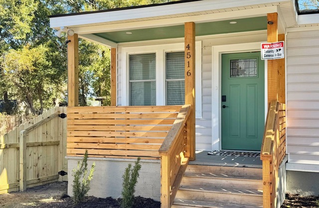 The Riley adorable getaway 15 minutes to downtown Charleston with fenced yard