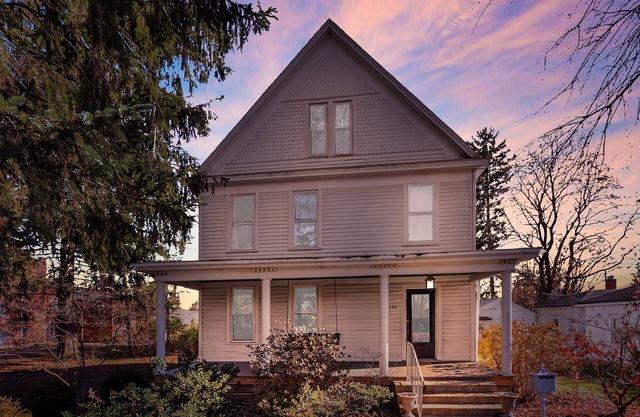 The Riley HousenCharming and close to downtown, MVNU, and Kenyon College.