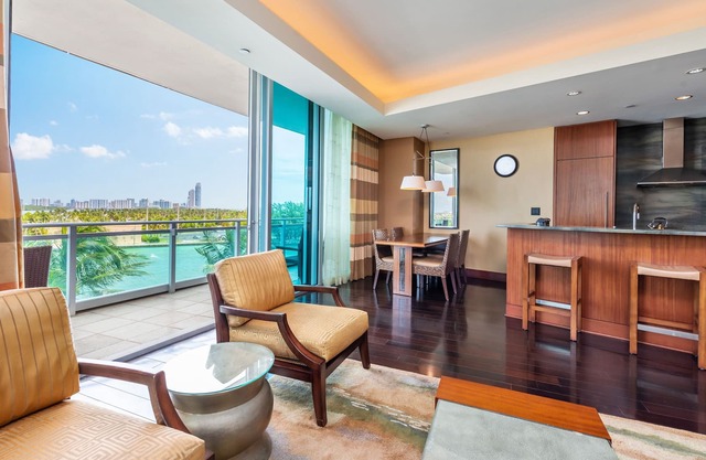 The Ritz-Carlton: Bayview Beachfront Condo with Pool & Direct Beach Access