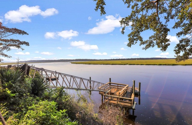 The River Hut, A Charming 3-Bed 3 BA House and Bunk House with Deep Water Dock!
