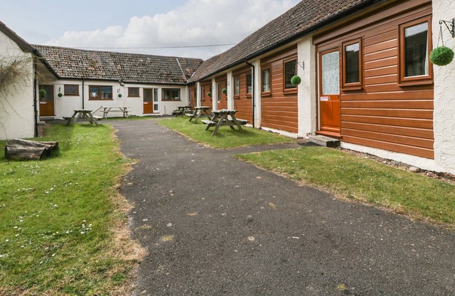 THE ROCKPOOLS (NO4), family friendly, with a garden in Watchet