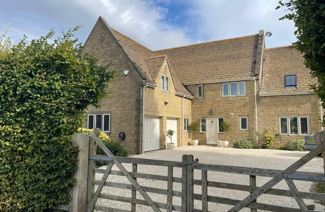 The Rowan House Cotswolds Experience- 10 minuite walk to Cheltenham Race Course