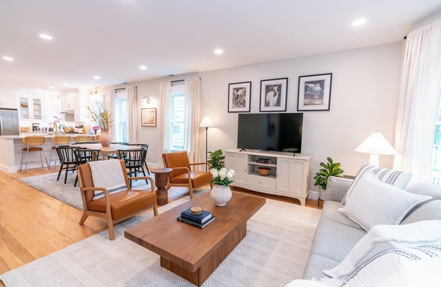 The Ryan House: Large, Newly Renovated! Close to Yale & Downtown!