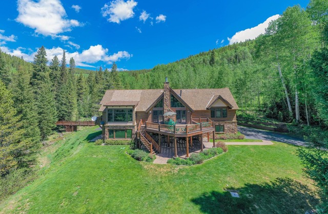 The Sunflower-Secluded luxury,hot tub,minutes to town