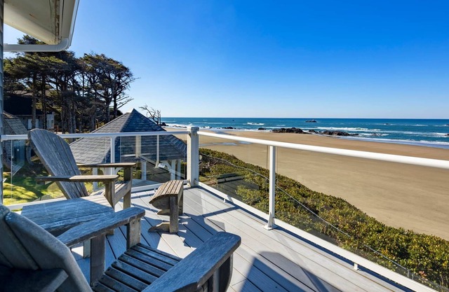 The Sanctuary at Seal Rock, Sleeps 8, Pet Friendly, Oceanfront, Hot Tub, BBQ, Beach Access