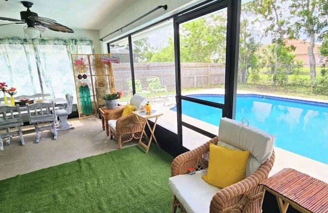 The Sanctuary Cove: Pool, Beach, Coastal, Tiki BAR vibes!