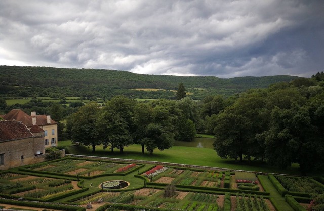 "the School" with a unique view of the Garden and the Chateau