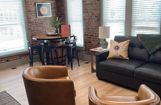 THE SEEKA SUITEnNEWLY RENOVATED! COZY & MODERN APARTMENT RIGHT ON COURT SQUARE!n