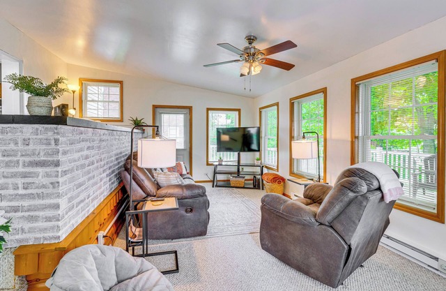 'The Shady Cottage' Millersburg Getaway w/Deck