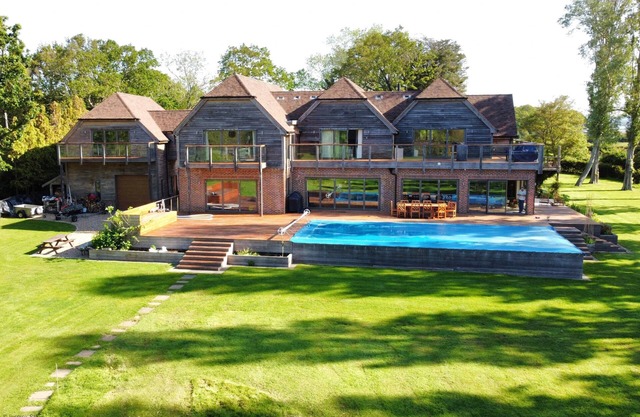 The Shallows by inspirestays-com - a house that sleeps 12+2 guests in 6 bedrooms
