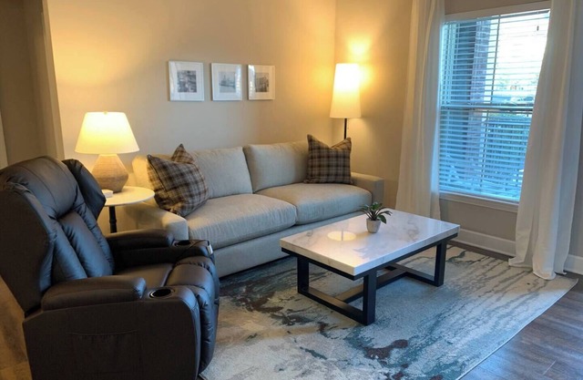 The Snowbird Suite | No Steps | Walk-In Shower!