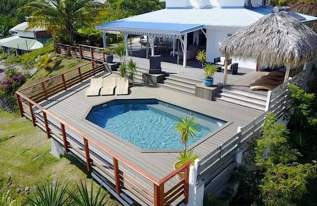 The spacious Villa Coconut, magnificent 180 ° view of the sea, the Rocher du Diamant