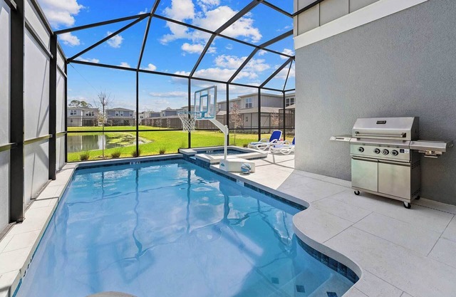 The Spectacular | Fab villa w/PVT pool, spacious LR/DR - minutes to Universal
