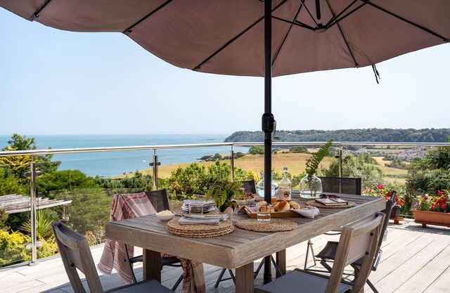 The Spinney - Large home with hot tub, gym, amazing sea views