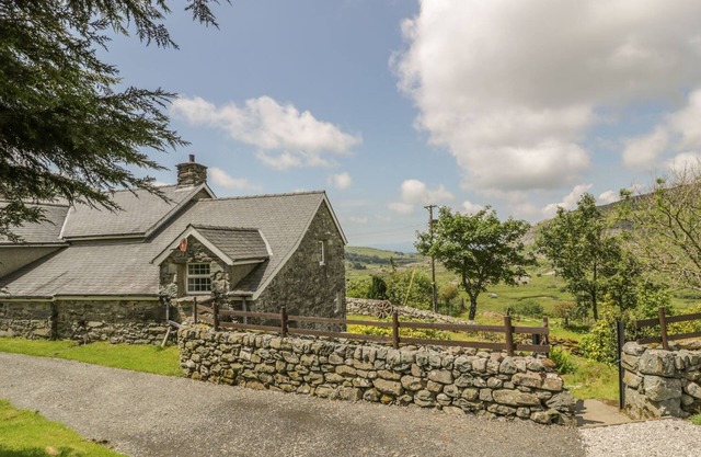 THE STABLE COTTAGE, pet friendly, country holiday cottage in Llanbedr