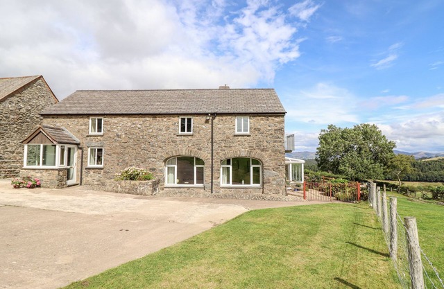 THE STABLES AT CAE GWYN, family friendly, with hot tub in Ruthin