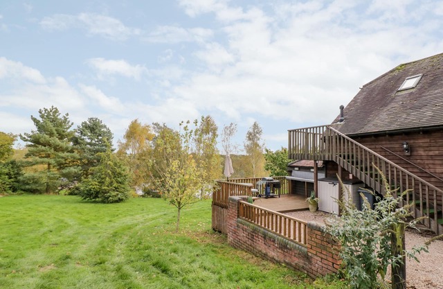 THE STILEHOUSE APARTMENT, with a garden in Menith Wood