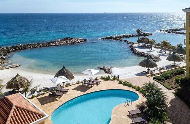 The Strand Apartment, ground floor - 5 guests - Pool and Private Beach