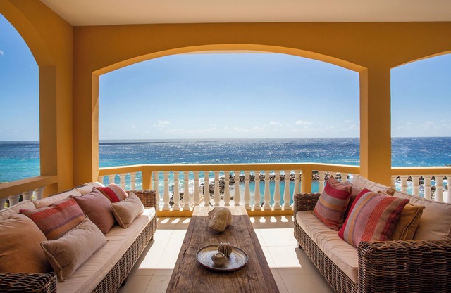 The Strand Penthouse, stunning ocean view, shared pool & private beach