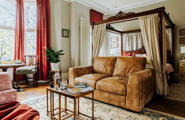 The Suite | Cardiff City Centre + Private Parking