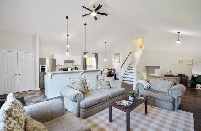 The Sunflower 4Bdrm Cottage | Walk to Lake Cameron & Downtown Fenelon Falls