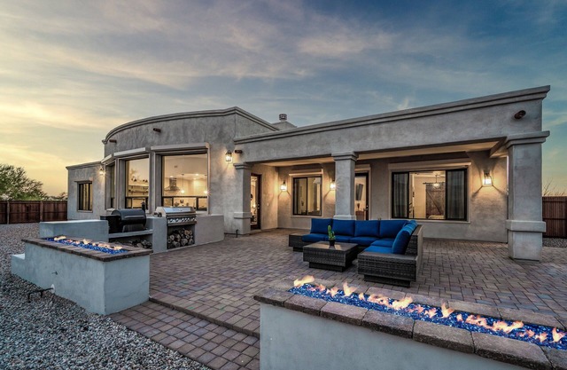 The Sunkist Estate! Dedicated Game room, Huge backyard and room for 11!