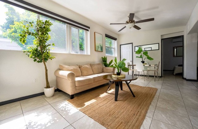 The Sunny Spot Convenient Close airport & MIA