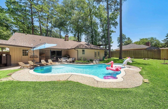 The Sunset | Pool, BBQ & Lounge | Family Fun Spot!