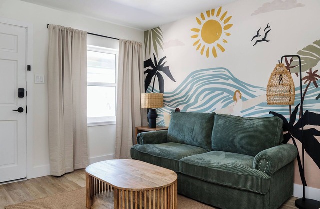 The Surfside Apartment-Full Kitchen-5 min walk to beach!