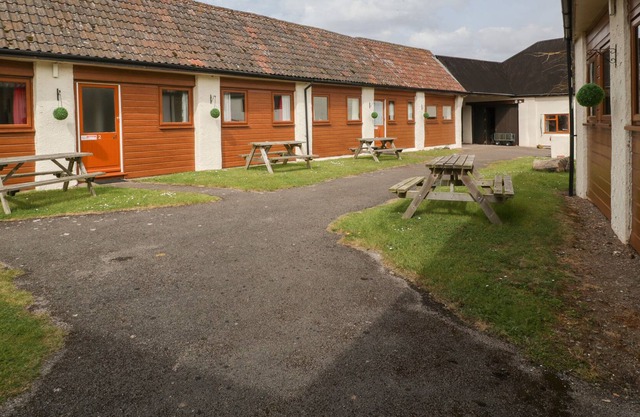 THE SWALLOWS (NO1), family friendly, with a garden in Watchet