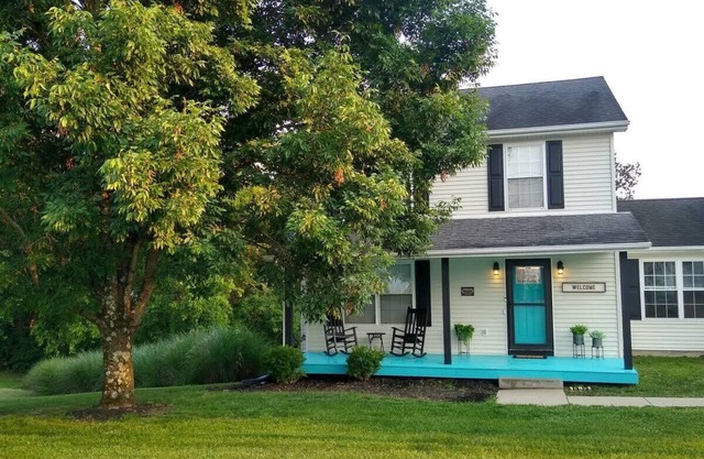 The TEAL PORCH HOUSE - 4 Minutes to the ARK!
