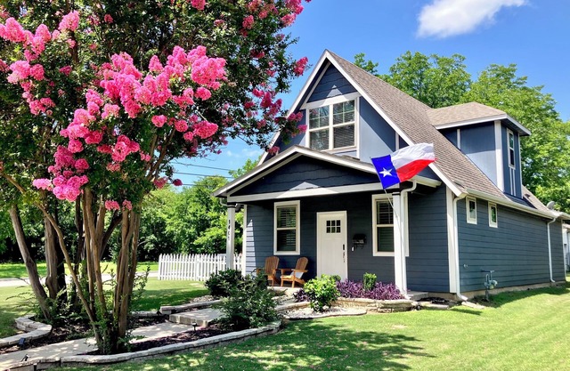 The Texas Bluebonnet 3 Bd/2.5 bth 2-Story in Historic Downtown McKinney Area