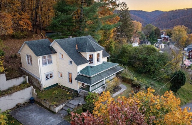 The Top of the Town - Large comfortable dog friendly home. Fish, Hike, Float!