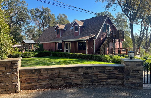 The Tree House 4-bedroom house in charming Placerville with AC sleeps 8