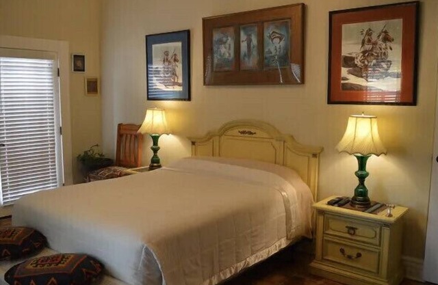 The Tucson Room-Within Walking distance to all bars/Restaurants/Shops