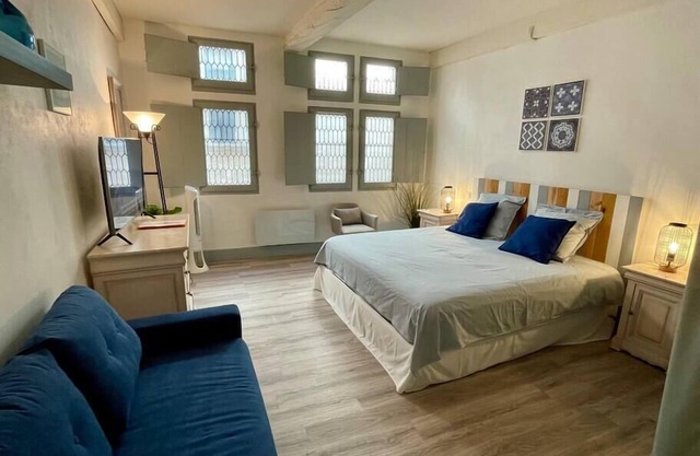 'The Ucetia' appt in charming stone house in Uzès centre