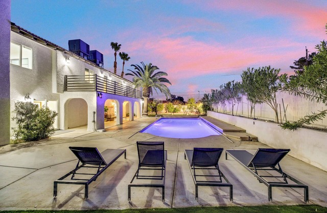 The Ultimate Getaway Pickleball, Pool & Gameroom - 10 mins from Strip