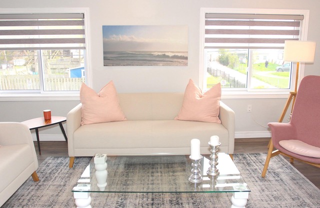 The Upper Deck Retreat- Holiday Cozy in Crystal Beach!