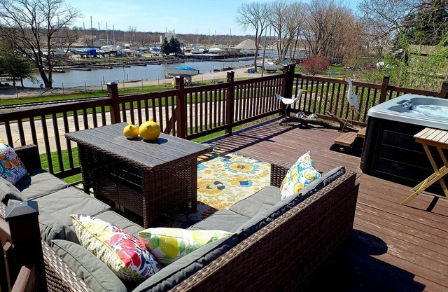 The View! Hot Tub-Golf Cart-Beaches-Billiards-King-Cottage Retreat Full of Fun