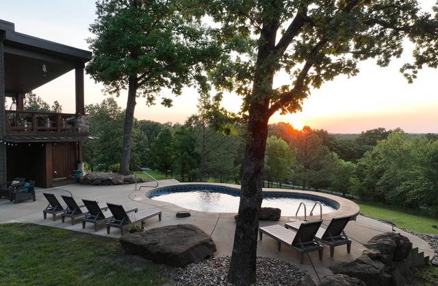 THE VIEWS! Minutes from Garden of the Gods, Shawnee with Highland cows & a pool!