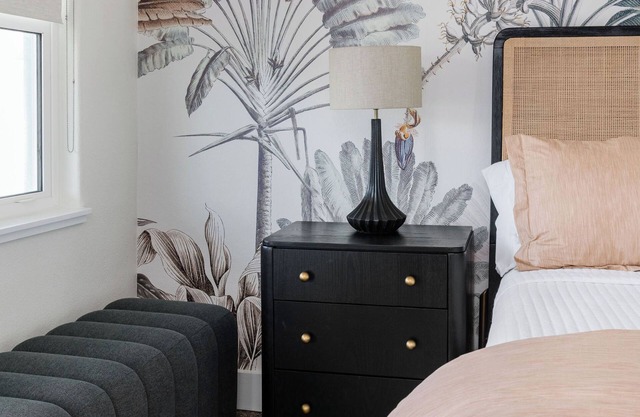 The Vilano Queen Studio - 5 min walk to beach!
