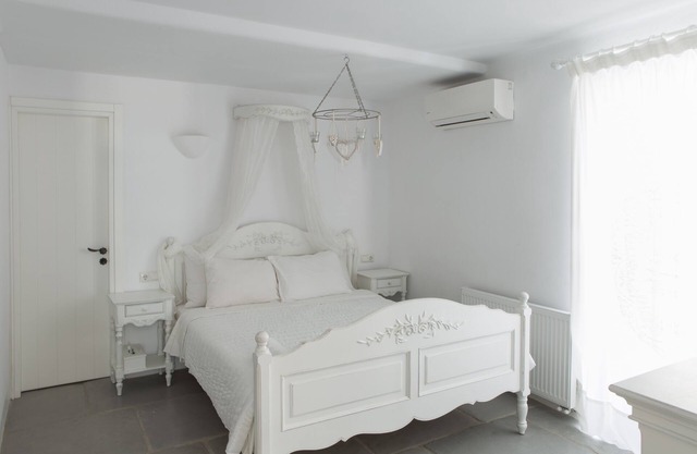 The villa Yialos has see view in sunset and swimming pool