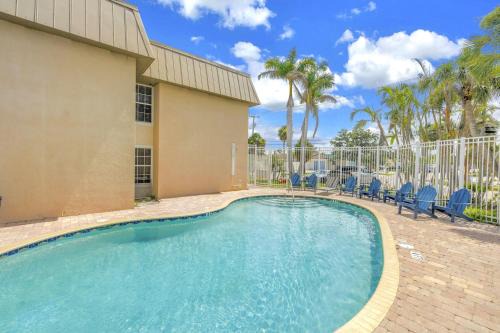 The Village Breeze 8BR with heated Pool, near Beach, 250ft to Siesta Key Village!
