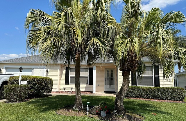 The Villages FL Community w/Elec. Golf Cart. Restaurants, Shopping & Hospitals.